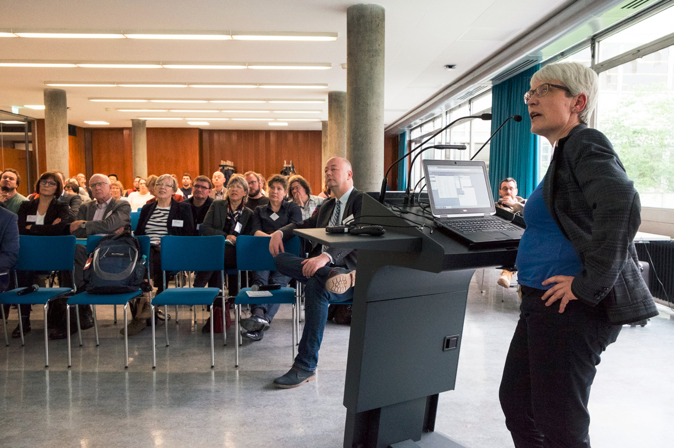 Imma Hinrichs erläutert den Digitalen Assistenten