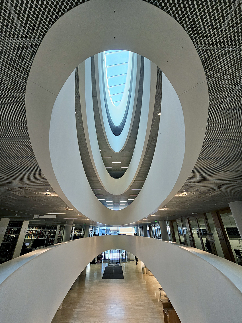 Das Bild zeigt den Blick aus einem Lesesaal im Kaisa House Helsinki in Richtung des Dachfensters. 