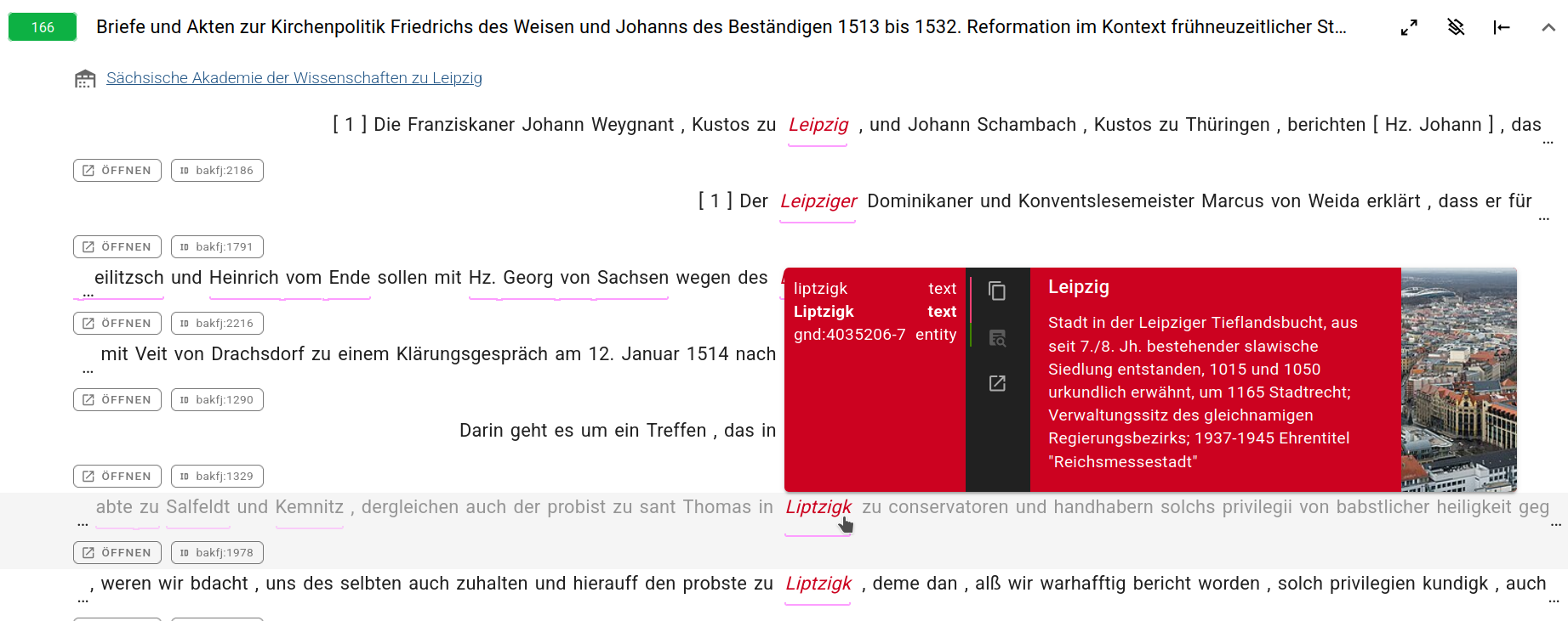 GND-annotierte Textstellen einer Edition im FCS-Suchinterface: Die Stadt Leipzig (GND-ID: 4035206-7) wird in mehreren Textbelegen mit roter Farbe und Unterstrichen markiert. Bei Mausüberfahren erscheinen Tooltips mit zusätzlichen Informationen aus der GND, wie z. B. Lebensdaten, Namensvarianten und Geokoordinaten. Die Suche erfolgt entitätsbasiert, nicht nur nach Stichwörtern.